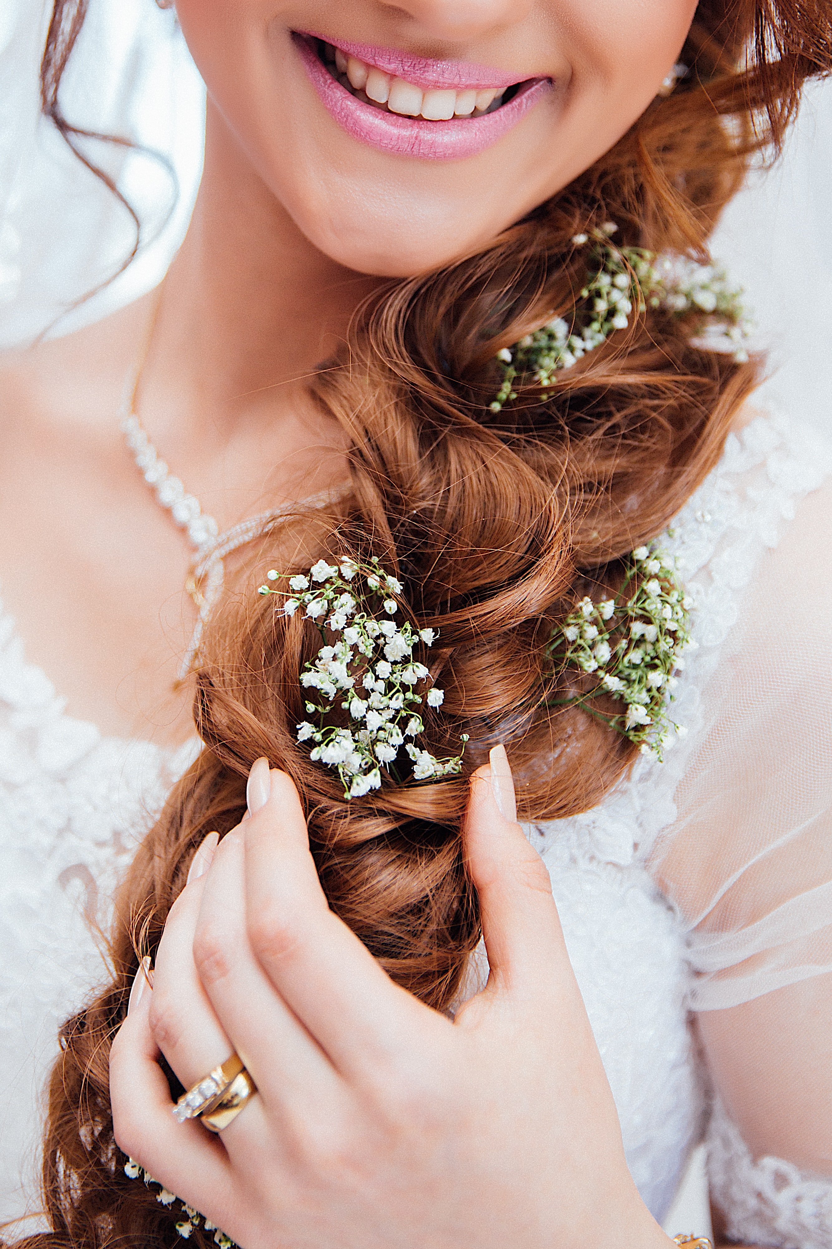 Une coiffure printanière pour un mariage doux au printemps, des fleurs dans les cheveux avec un tresse