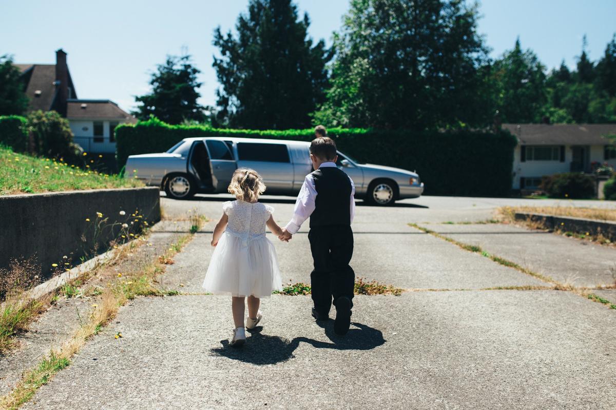 Enfants pour amener les alliances de mariage en normandie