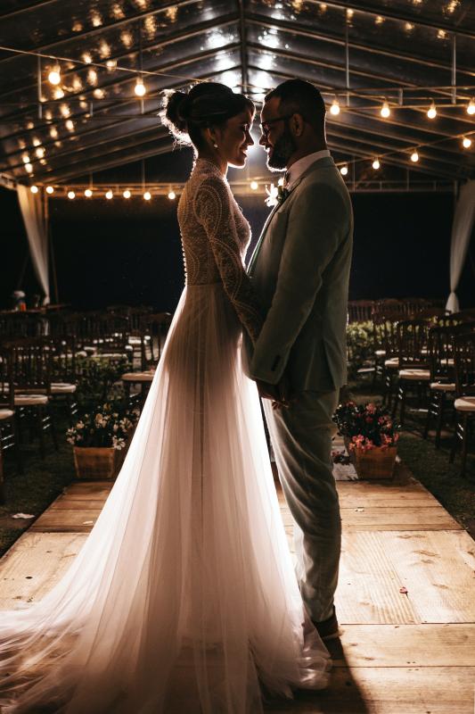 photo d'un couple qui s'enlace lors de sa cérémonie laique en plein air de nuit - Mariage en Normandie