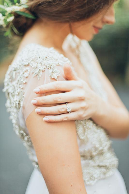 Mariage en Normandie - photo zoomée d'une alliance sur une mariée se tenant le bras