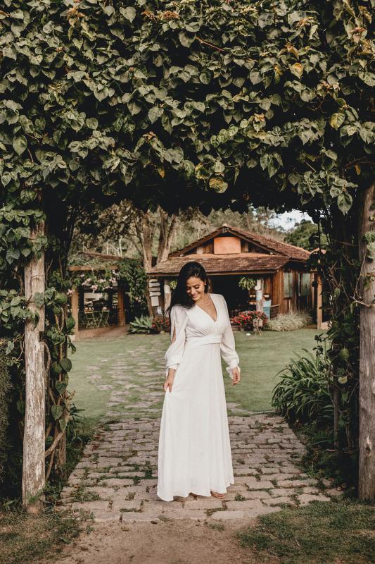 Mariage en Normandie - photographie d'une mariée se tenant debout dans un jardin