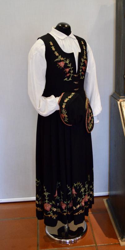 Mariage en Normandie - photographie d'un bunad costume traditionnel de Norvège utilisé lors de mariages