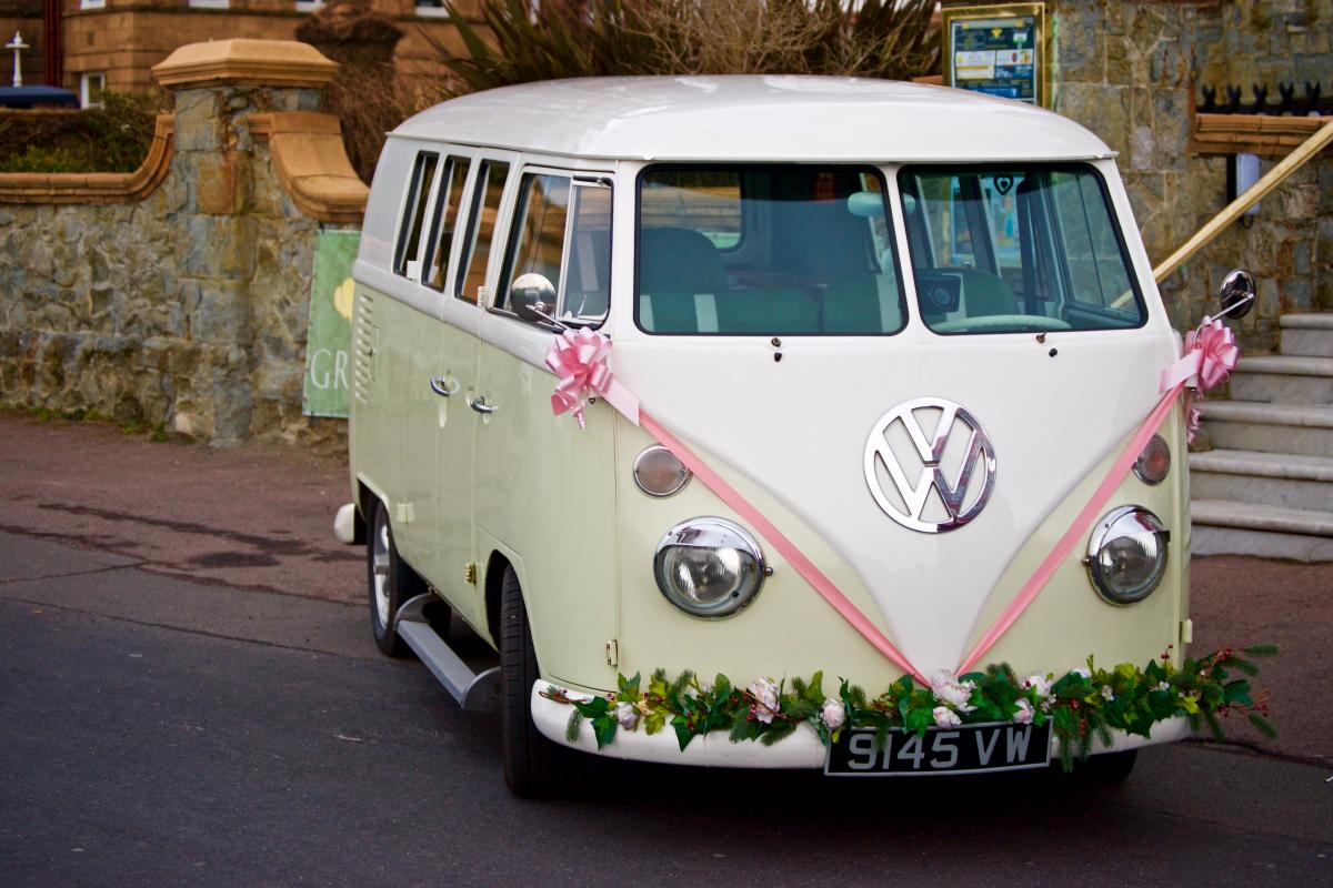 Mariage en Normandie - photographie d'un combi décoré pour un mariage bohème et hippie