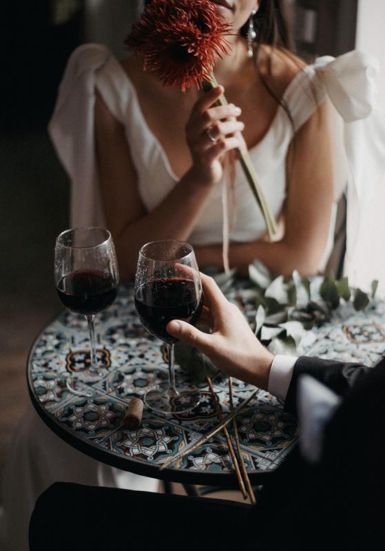Mariage en Normandie - photo de deux mariés avec un verre de vin
