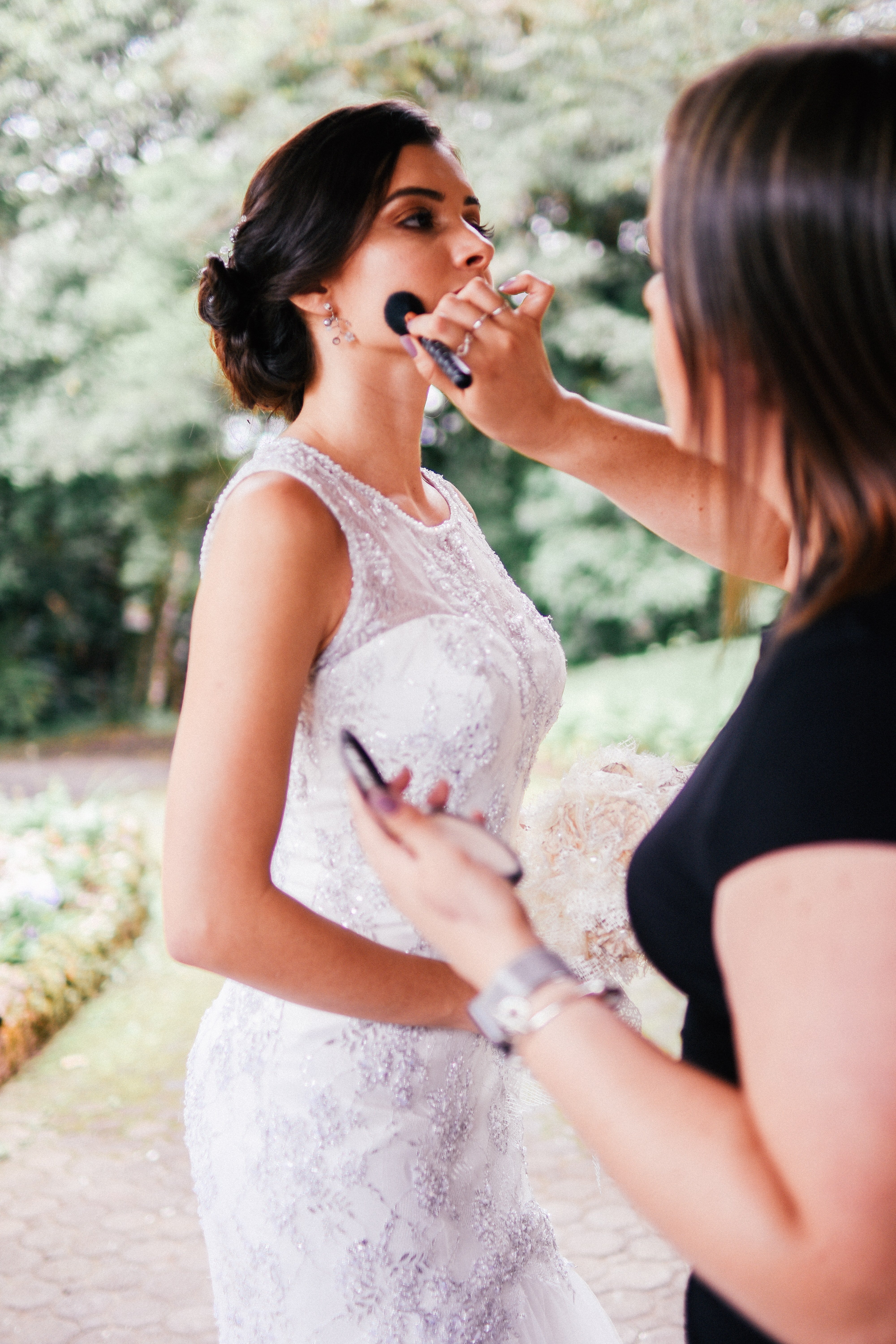Préparation le jour du mariage avec un maquillage champêtre