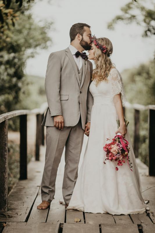 Mariage en Normandie - photographie d'un couple de mariés avec une couronne de fleurs