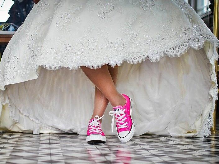 paire de chaussures simples et confort pour un mariage en Normandie