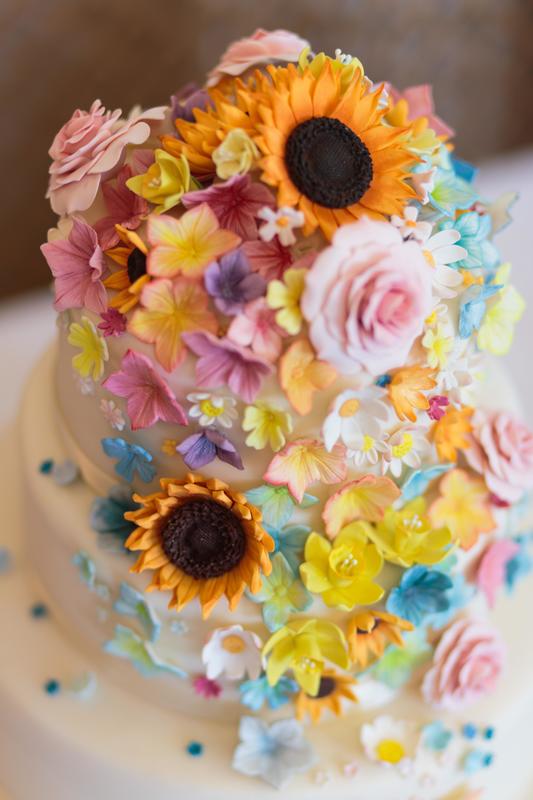 Gâteau de mariage avec des fleurs - Mariage en Normandie 
