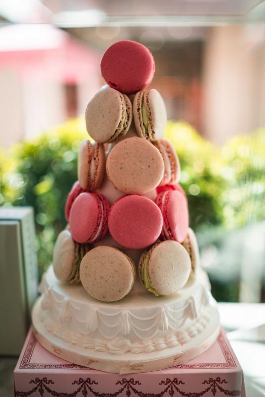 une pièce montée en macaron pour dessert de mariage