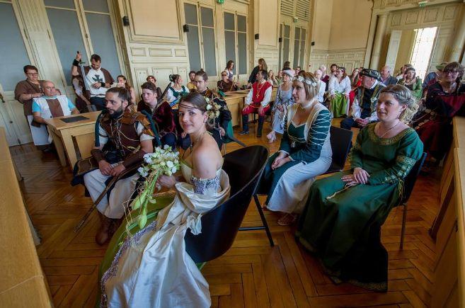 Photographie d'un mariage au thème médiaval