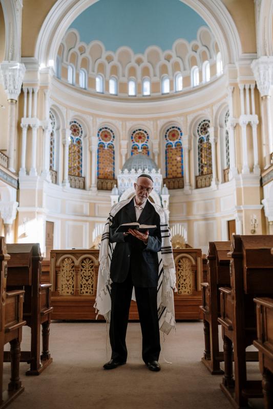 Mariage en Normandie - photographie d'un juif pratiquant priant dans une synagogue 