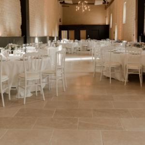 Découvrez le domaine de la cour des lys pour réaliser votre mariage dans une salle de reception avec des couchages sur place en Normandie - Mariage en Normandie