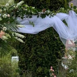 composition florale en cascade autel des mariés par l'atelier floral de troarn pour votre mariage en normandie - Mariage en Normandie