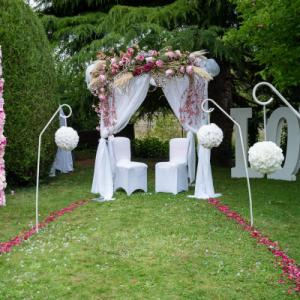 un mur de fleur avec des grandes lettres LOVE pour votre jour J - Mariage en Normandie un mur de fleur avec des grandes lettres LOVE pour votre jour J - Mariage en Normandie