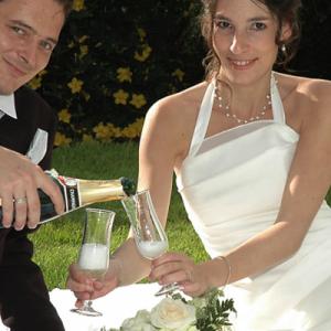 Photo de couple avec une coupe de champagne de la cérémonie - Mariage en Normandie Photo de couple avec une coupe de champagne de la cérémonie - Mariage en Normandie