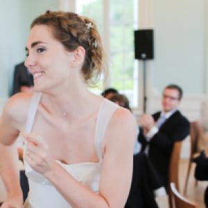 Photographie d'une future mariée heureuse de sa coupe de cheuveux le jour de son mariage en Normandie  - Mariage en Normandie