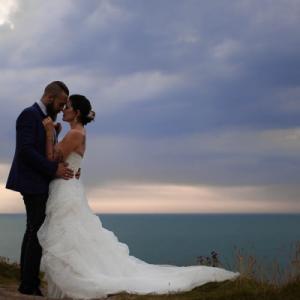 une photo sur la plage, en Normandie avec les mariés - Mariage en Normandie une photo sur la plage, en Normandie avec les mariés - Mariage en Normandie