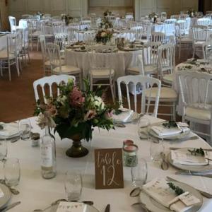 salle de mariage avec centre de table floral par l'atelier floral troarn pour votre mariage en normandie - Mariage en Normandie
