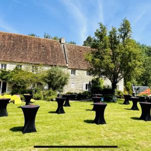 Le jardin en configuration cocktail pour les vins d'honneur - Le Domaine de la Balanderie - Lieu de réception pour votre mariage en Normandie - Mariage en Normandie