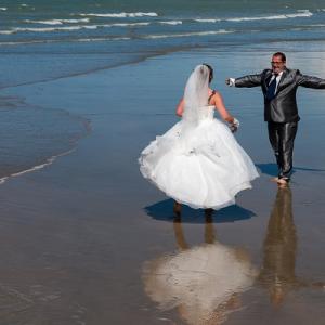 Photo après mariage à la mer : trash the dress - Mariage en Normandie Photo après mariage à la mer : trash the dress - Mariage en Normandie