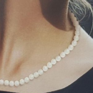 un collier de perle pour le jour de son mariage en Normandie  - Mariage en Normandie