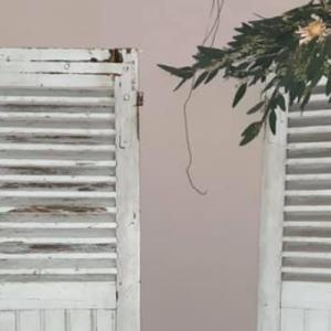 composition florale pour photobooth persiennes par l'atelier floral troarn pour votre mariage en normandie - Mariage en Normandie composition florale pour photobooth persiennes par l'atelier floral troarn pour votre mariage en normandie - Mariage en Normandie
