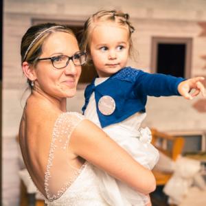 une photographie d'une future mariée avec sa fille, photographe Normand - Mariage en Normandie une photographie d'une future mariée avec sa fille, photographe Normand - Mariage en Normandie