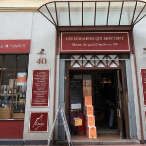 Façade de la boutique les domaines qui montent à caen, caviste, vins, alcools, pour vos cérémonies et repas de mariage en normandie - Mariage en Normandie