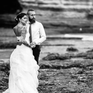 une photo en noir et blanc des futurs mariés, en Normandie - Mariage en Normandie une photo en noir et blanc des futurs mariés, en Normandie - Mariage en Normandie