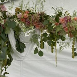 décoration florale en cascade pour le jour  J par l'atelier floral de troarn pour votre mariage en normandie - Mariage en Normandie