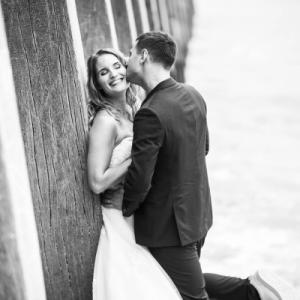 une photo en noir et blanc des futurs mariés, en Normandie - Mariage en Normandie une photo en noir et blanc des futurs mariés, en Normandie - Mariage en Normandie