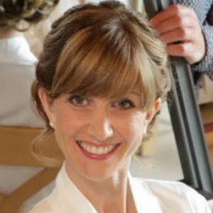 Photographie d'une future mariée heureuse de sa coupe de cheuveux - Mariage en Normandie