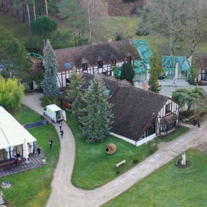 Une présentation aérienne du lieu de réception pour le jour de votre mariage en Normandie  - Mariage en Normandie