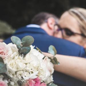 une photo en zoom sur le bouquet, mariage en normandie - Mariage en Normandie une photo en zoom sur le bouquet, mariage en normandie - Mariage en Normandie