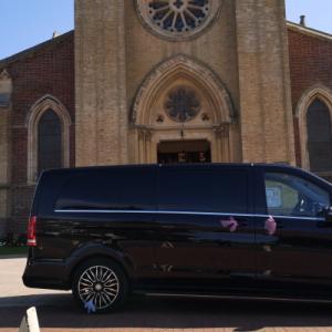 DOLCE VIA TRANSFERTS - LOCATION DE VÉHICULES AVEC CHAUFFEUR (LE HAVRE & NORMANDIE) pour une entrée qui sort du lot lors de votre Mariage en Normandie - Mariage en Normandie DOLCE VIA TRANSFERTS - LOCATION DE VÉHICULES AVEC CHAUFFEUR (LE HAVRE & NORMANDIE) pour une entrée qui sort du lot lors de votre Mariage en Normandie - Mariage en Normandie