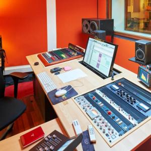 Composez une chanson avec vos proches pour votre EVG-EVJF avec le Studio d'enregistrement Ça me chante - Mariage en Normandie Composez une chanson avec vos proches pour votre EVG-EVJF avec le Studio d'enregistrement Ça me chante - Mariage en Normandie