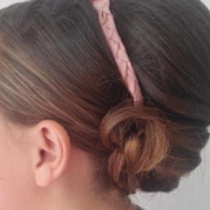 Photographie d'une coupe de cheveux pour enfant avec un serre-tête de décoration pour un mariage en Normandie  - Mariage en Normandie