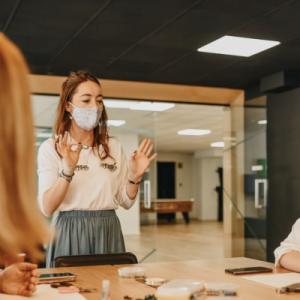 Réalisez un atelier avec Laura pour créer un moment et un bijou unique pour votre EVJF ! - Mariage en Normandie Réalisez un atelier avec Laura pour créer un moment et un bijou unique pour votre EVJF ! - Mariage en Normandie