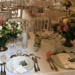 table de mariage avec décorations florales par l'atelier floral troarn pour votre mariage en normandie - Mariage en Normandie