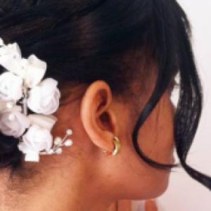 Photo d'un chignon fantaisie de mariage avec une fleur pour décorer la coupe de cheveux en Normandie  - Mariage en Normandie