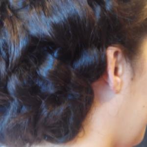 Photo d'un chignon fantaisie de mariage avec cheveux bouclés en Normandie - Mariage en Normandie